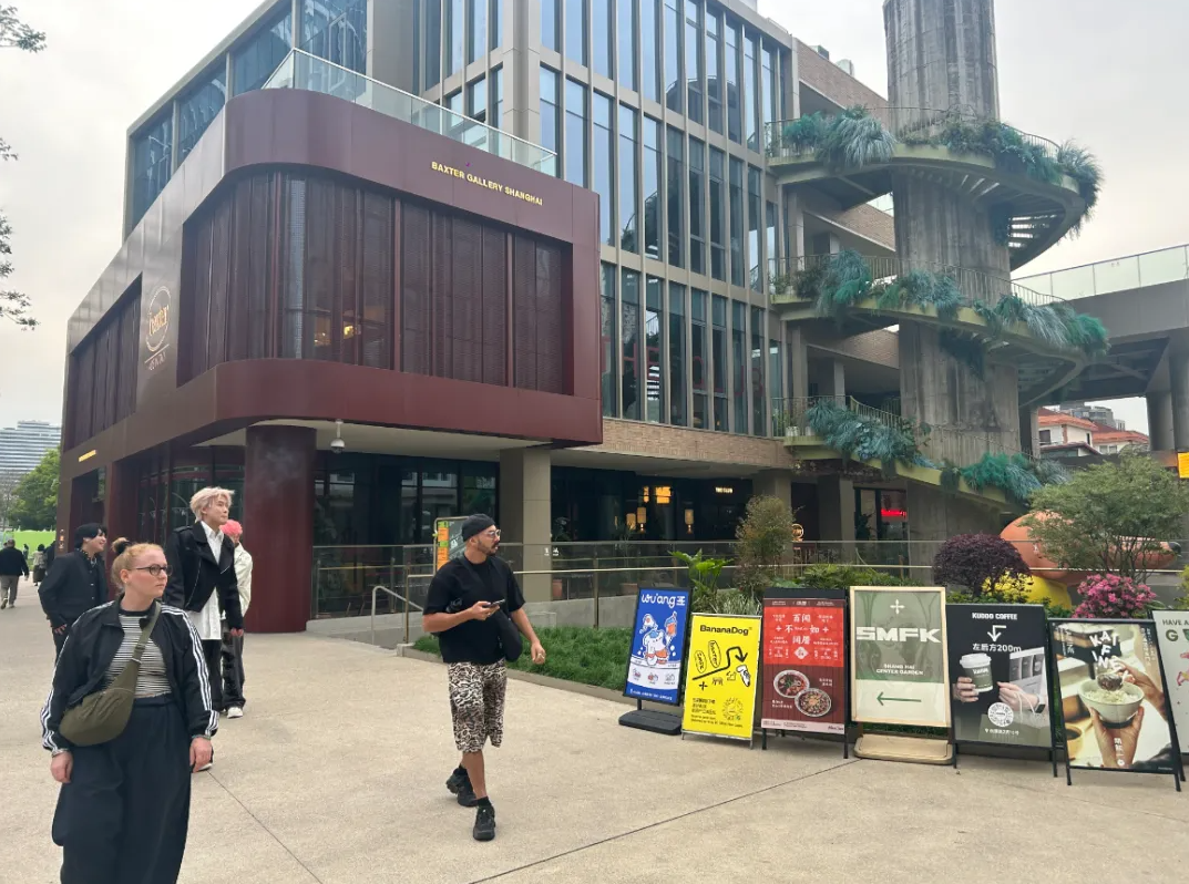 静安区500メートルの永源路、海外ネットで話題に！外国人客がスーツケースを引いてグループでショッピングし、各国のインフルエンサーも続々来訪
